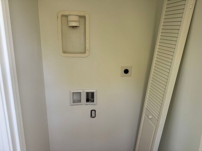 Building Photo - Brand new luxury townhome on the eastside. Section 8 approved!!!