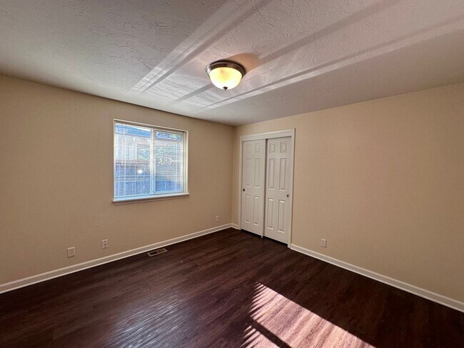 Building Photo - 6204e