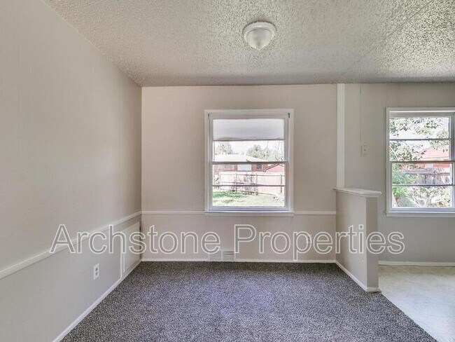 Building Photo - 2305 Mustang St
