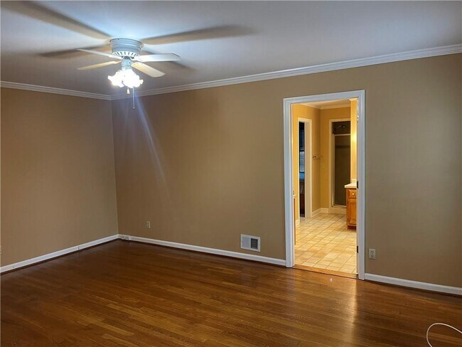 Building Photo - 119 Woodlawn Dr NE