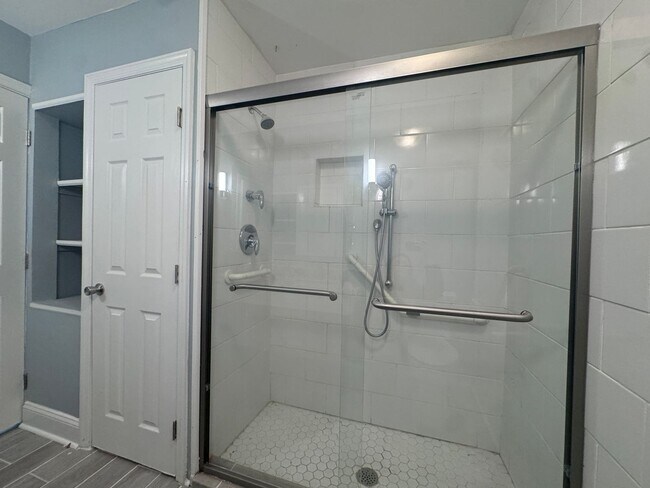 Building Photo - 908 Rochester Dr