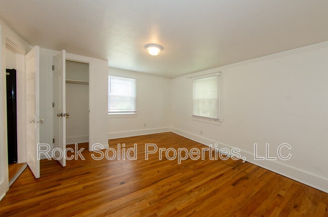 Building Photo - 506 E 7th St