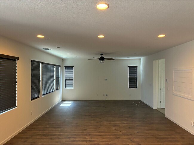Building Photo - Spacious 3BR House in Gilroy