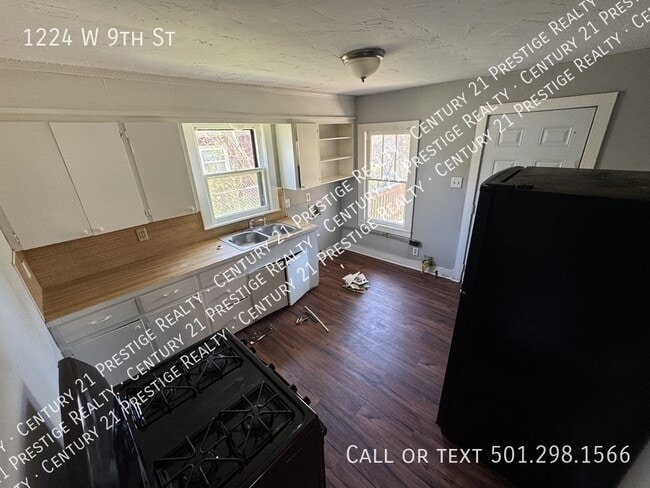 Building Photo - 1224 W 9th St