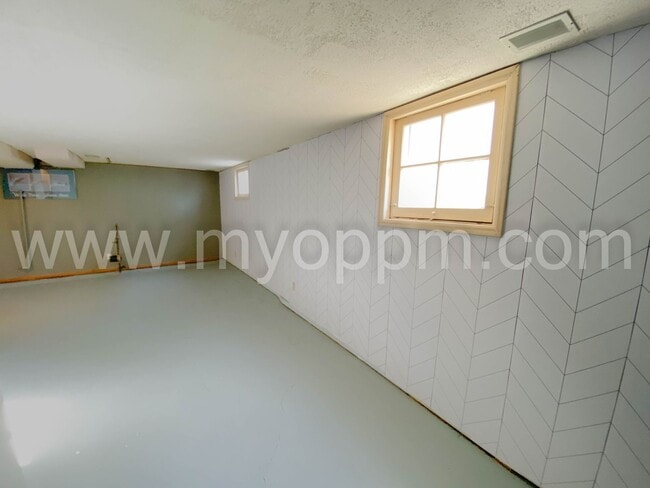 Building Photo - 2 Bed / 1 .5 Bath Home | Midtown