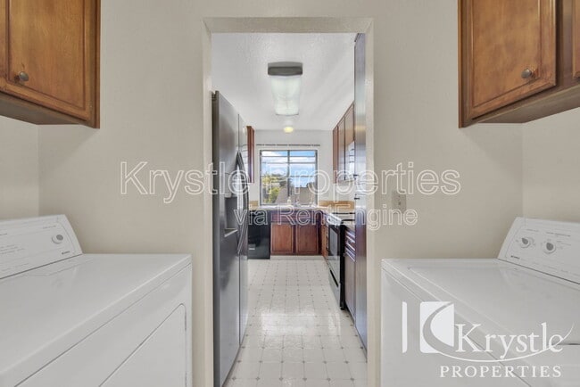 Building Photo - 2261 Clearview Cir