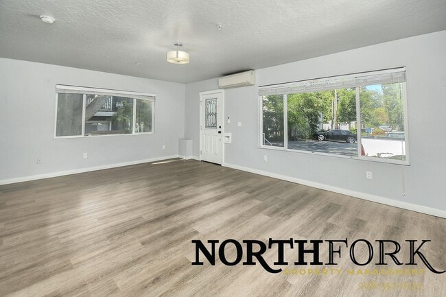 Building Photo - 1110 Manor Dr