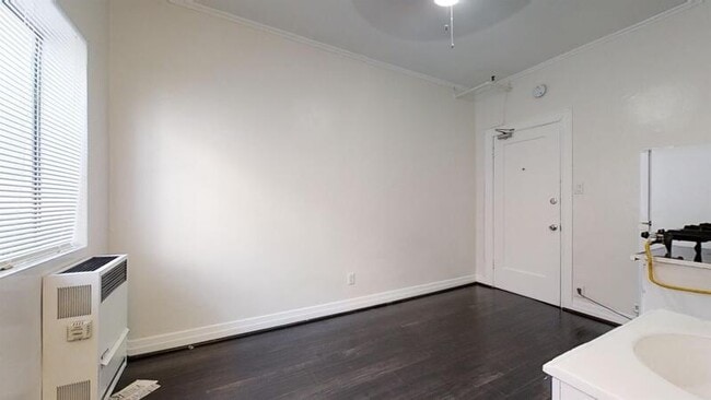 Building Photo - 647 W 18th St