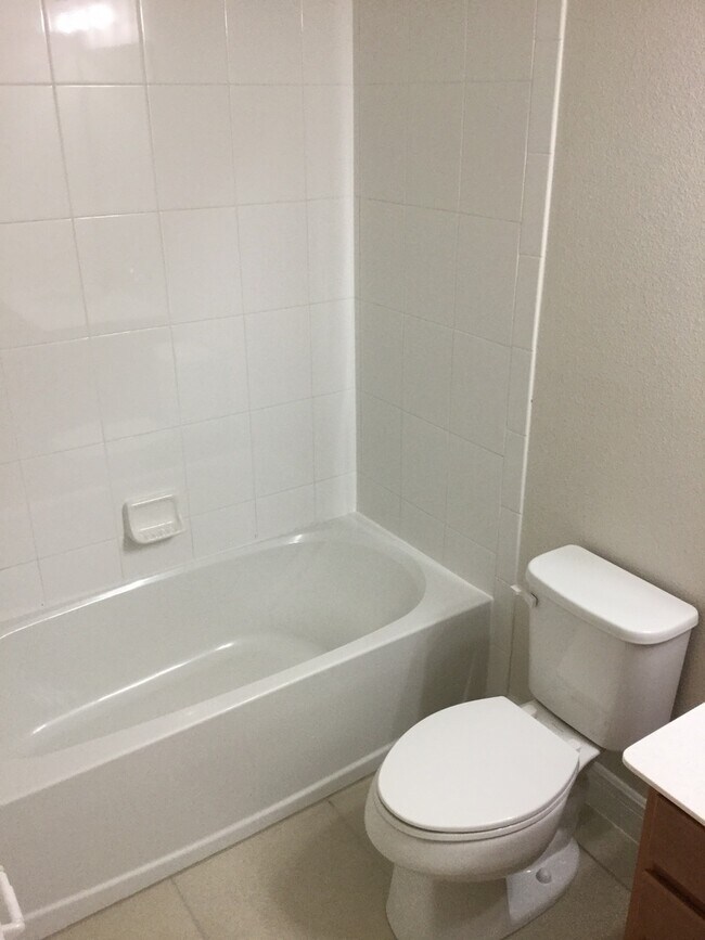 Building Photo - 3 bedroom, 2.5 bathrom townhome in Oviedo