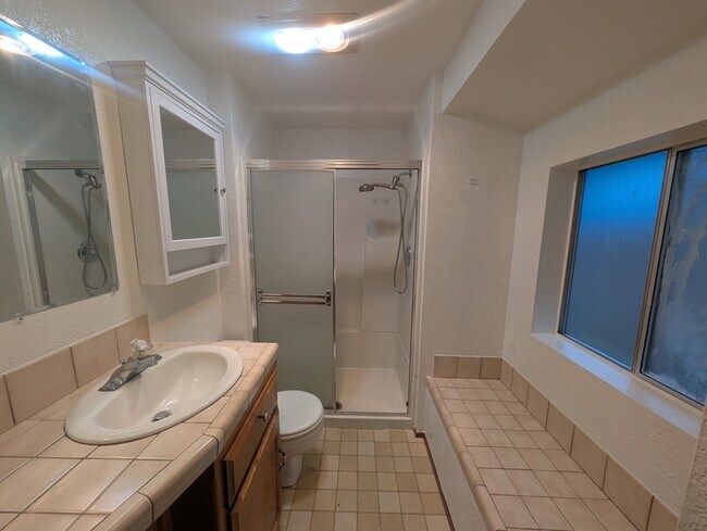 Building Photo - 805 NE Ash Ct