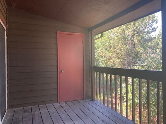 Building Photo - 2 Bedroom Apartment Near MSU! Small Dogs W...