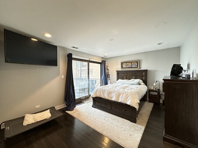 Building Photo - 907 N Damen Ave