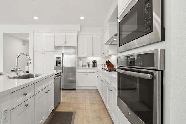 Building Photo - Luxurious Furnished Poolside Penthouse With Ocean Views!