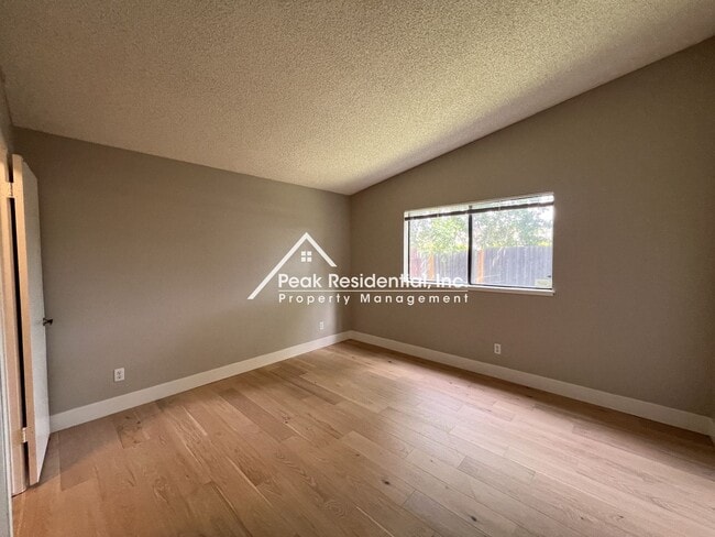 Building Photo - Nice Sacramento 2bd/1ba Halfplex!