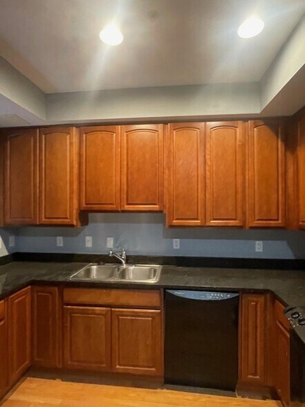 Kitchen - 610 Irving St NW