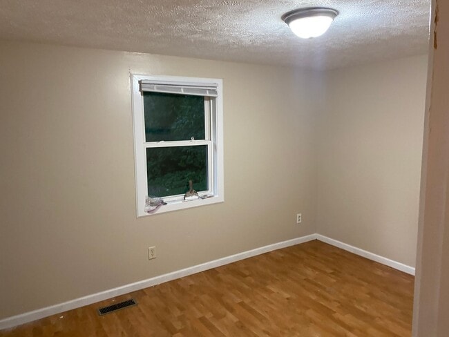 Building Photo - Gorgeous 2 bedroom1 bathoom mid-centutry r...