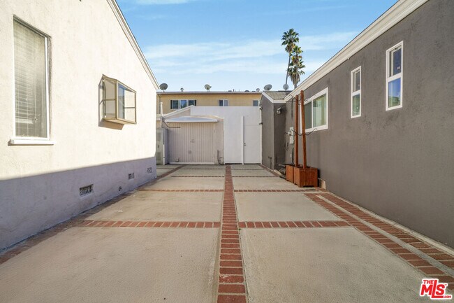 Building Photo - 10226 Regent St