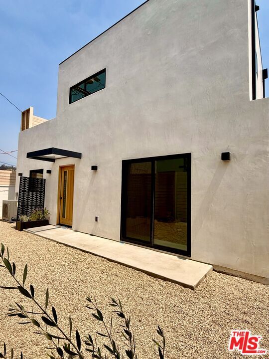 Building Photo - 2427 Shoredale Ave