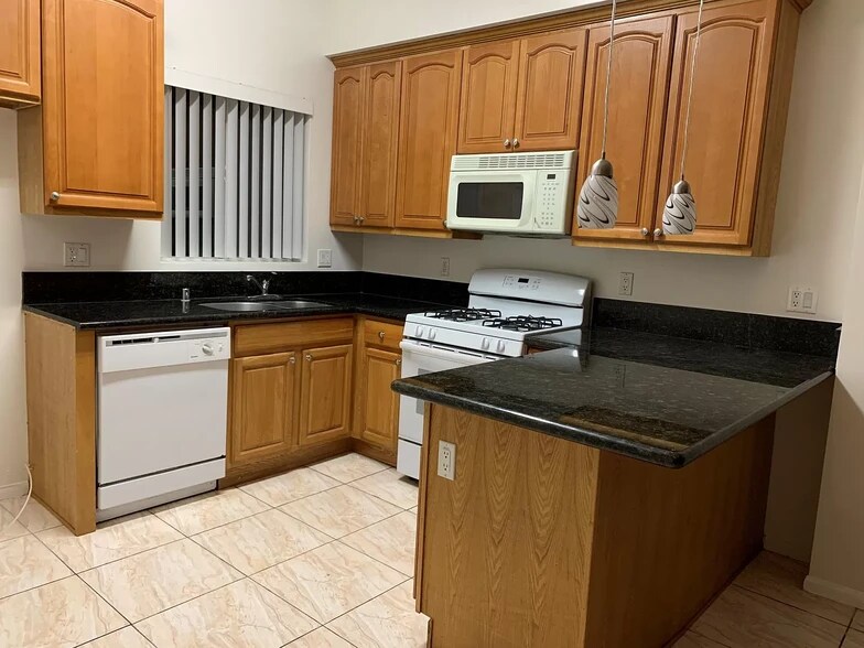 Kitchen - 438 N Crystal Ct