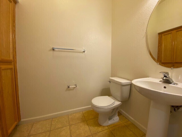 Building Photo - Charming 5 bedroom 2.5 bathroom home located in Natomas!