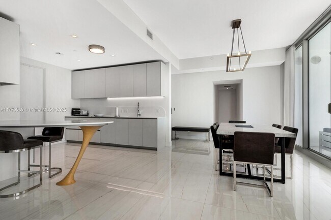 Building Photo - 16901 Collins Ave