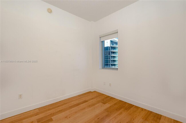Building Photo - 1060 Brickell Ave