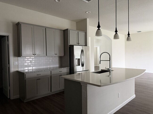 Building Photo - 4634 SW Athena Dr