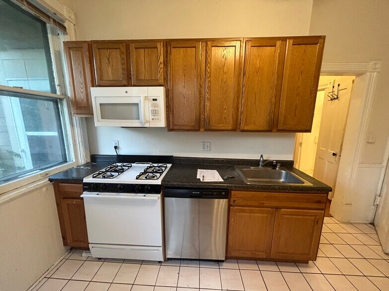 Building Photo - 319 N Pinckney St