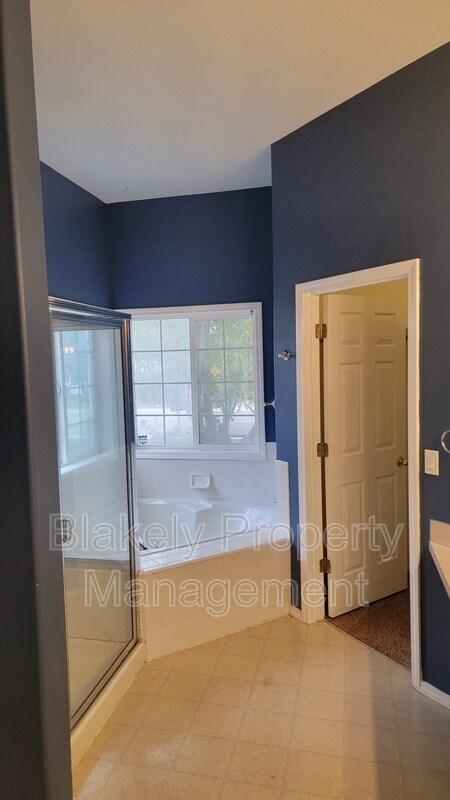 Building Photo - 917 W Greenhead St