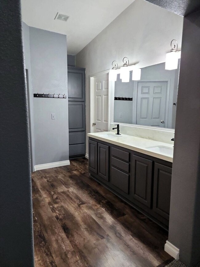 Building Photo - Spacious 3 Bed, 2 Bath Home with Shop & Stunning River Views – Clemans Addition