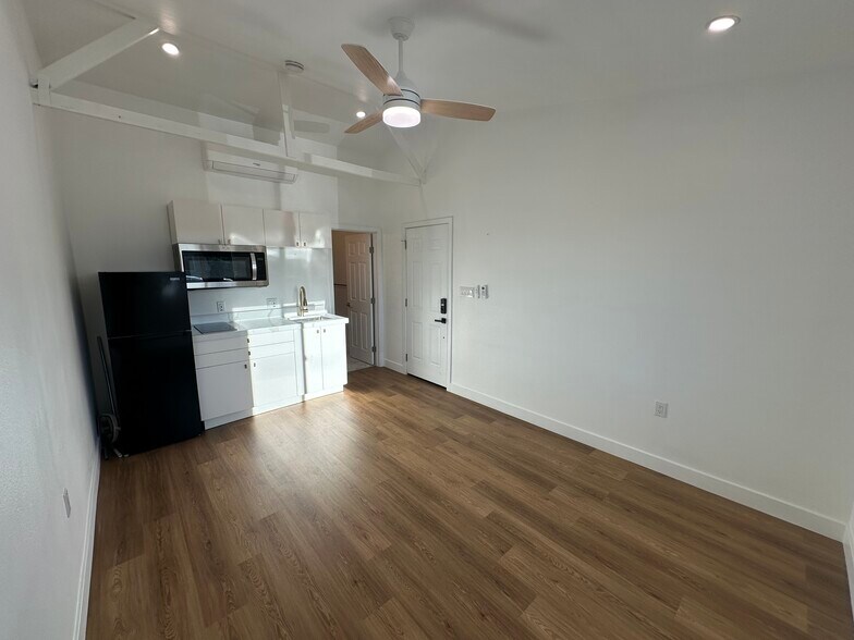 Building Photo - 1420 San Simeon St