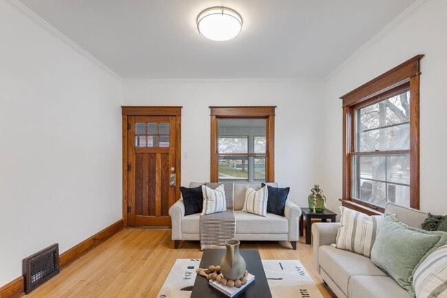 Building Photo - MOVE-IN READY!!!!