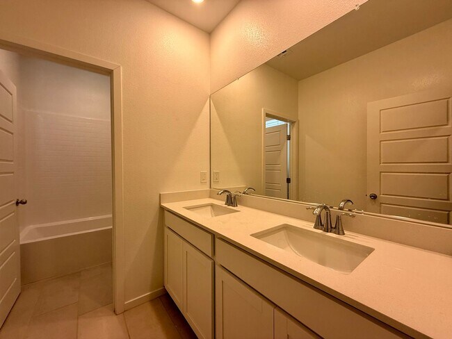 Building Photo - 4 BED 3.5 BATH 2 CAR GARAGE HOME w/ LOFT, ...
