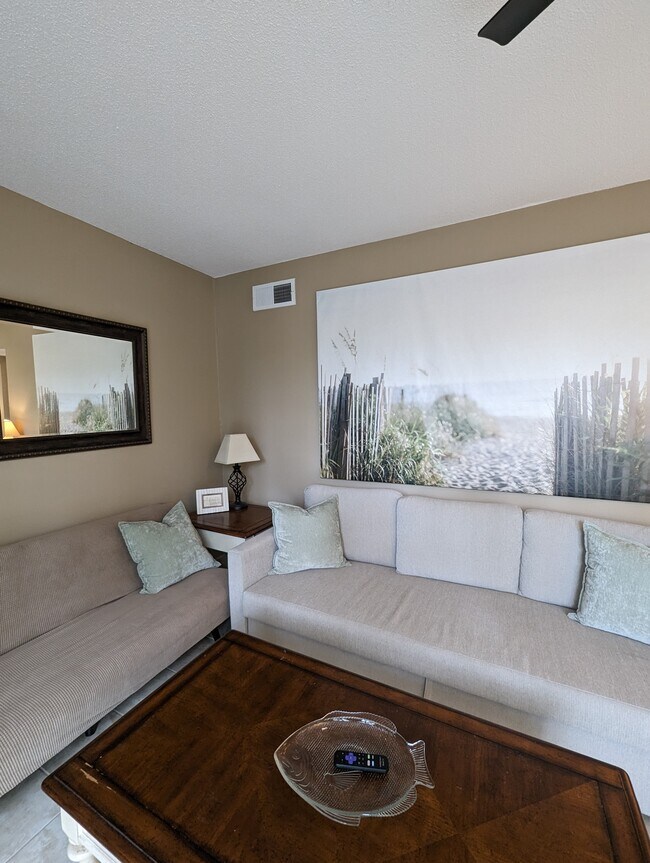 Building Photo - 42 S Forest Beach Dr