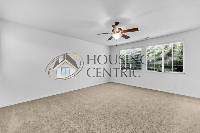 Building Photo - Beautiful Executive Home w/ Pool on 1/2 Ac...