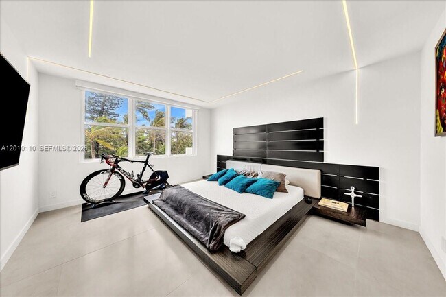 Building Photo - 1147 Hillsboro Mile