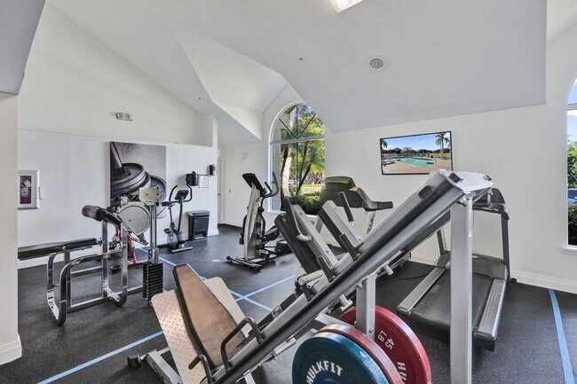 Building Photo - Remodeled 2 Bedroom / 2 Bathroom Condo with Lake View – Great Location