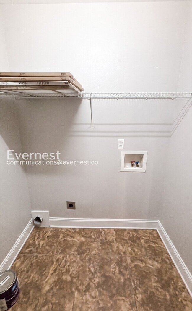 Building Photo - 2-Bed/2-Bath Town Home/Pet Friendly/Available Now!