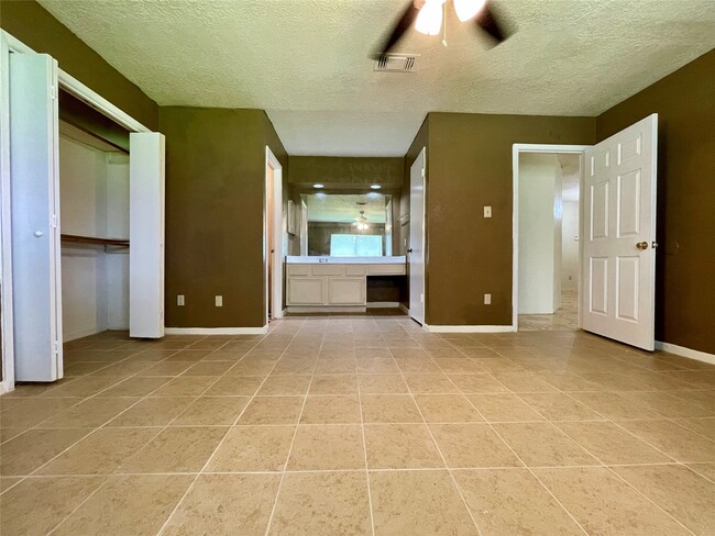 Building Photo - 6310 Star Lake Dr