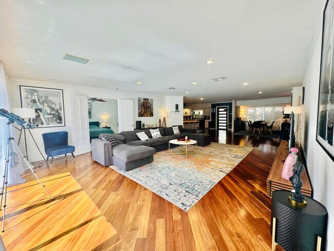 Building Photo - 1728 NE 40th St