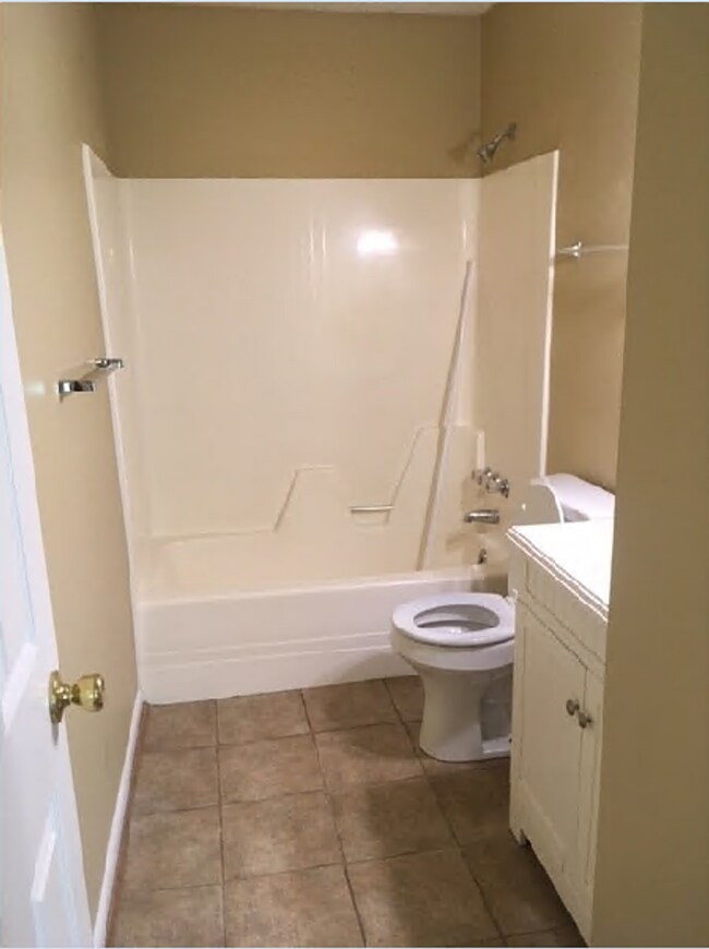 Building Photo - 2 BEDROOM/ 2 BATH APARTMENT