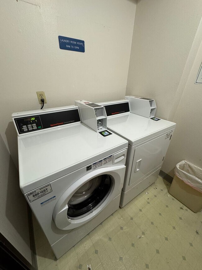 Building Photo - 3Bd/1.75Ba Bellevue Condo
