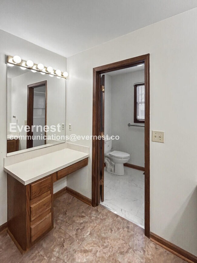 Building Photo - Spacious Condo with 2 bed / 2 bath / Pet Friendly / Available Now!