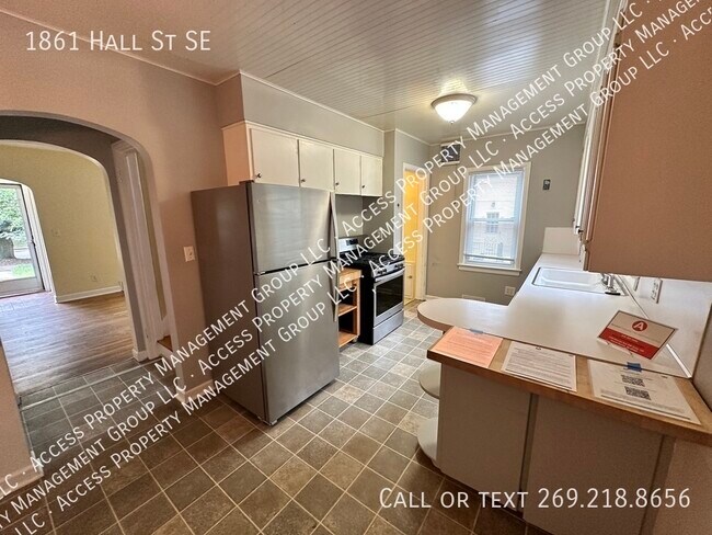 Building Photo - SE Side 3 Bedroom Home by East GR