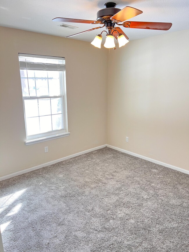 Building Photo - 1234 Evergreen Cir