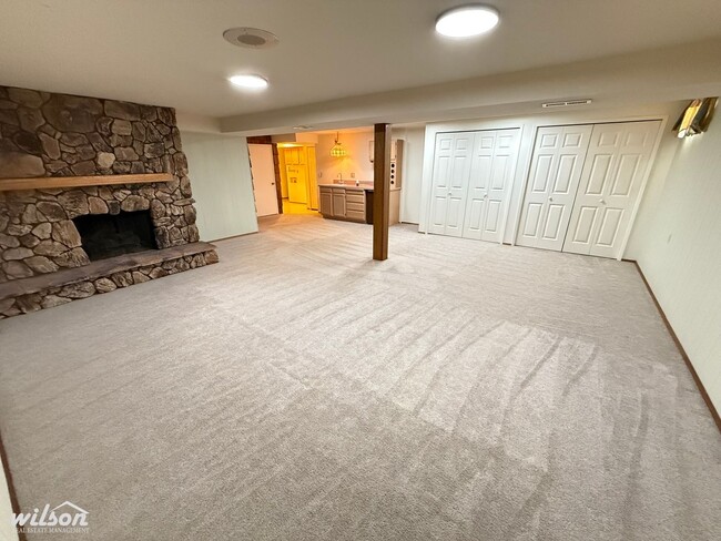 Building Photo - Spacious 4-Bedroom Yakima Home with Hot Tu...