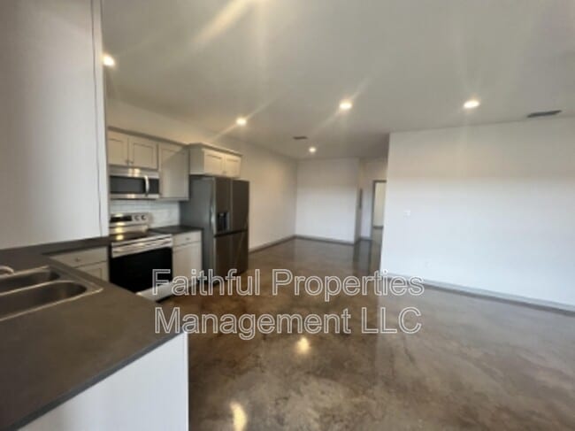 Building Photo - 19568 Fonda St E