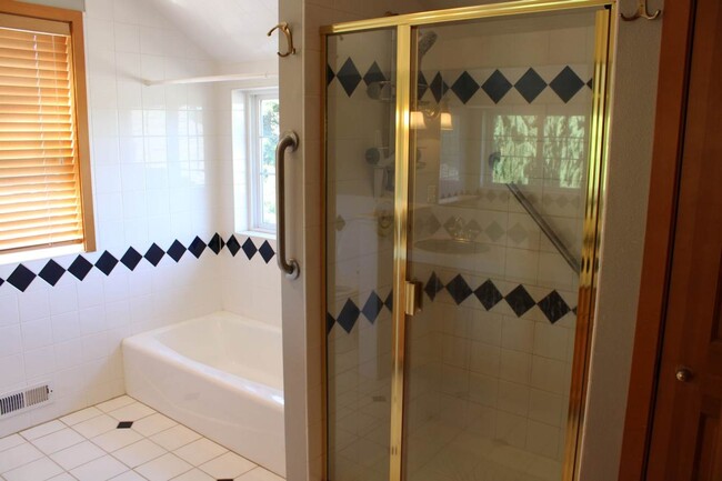 Building Photo - Experience Downtown Gig Harbor living in t...