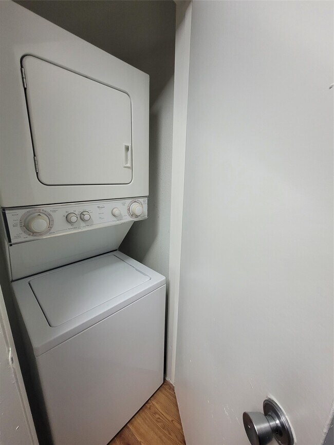 Building Photo - 7250 W Greens Rd