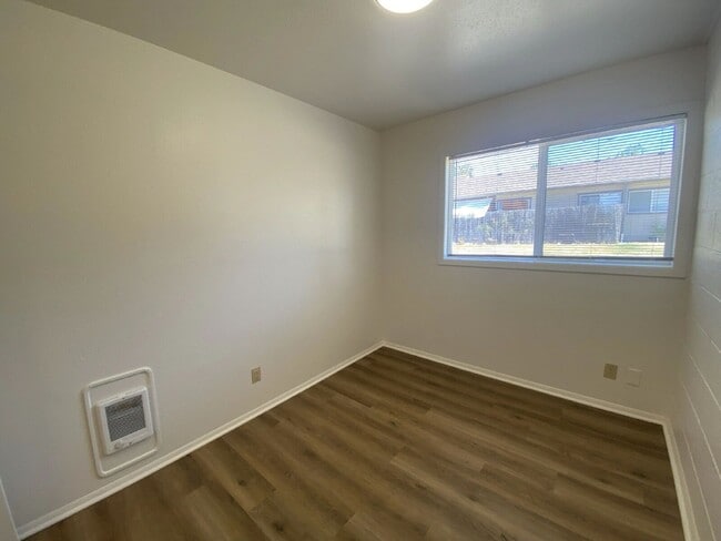 Building Photo - 769 NE Alameda Ave